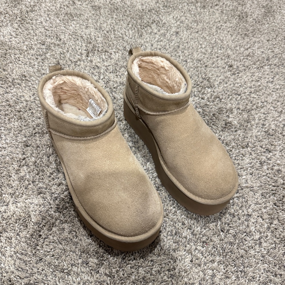 UGG Classic Ultra Mini Platform Sand Size US 9